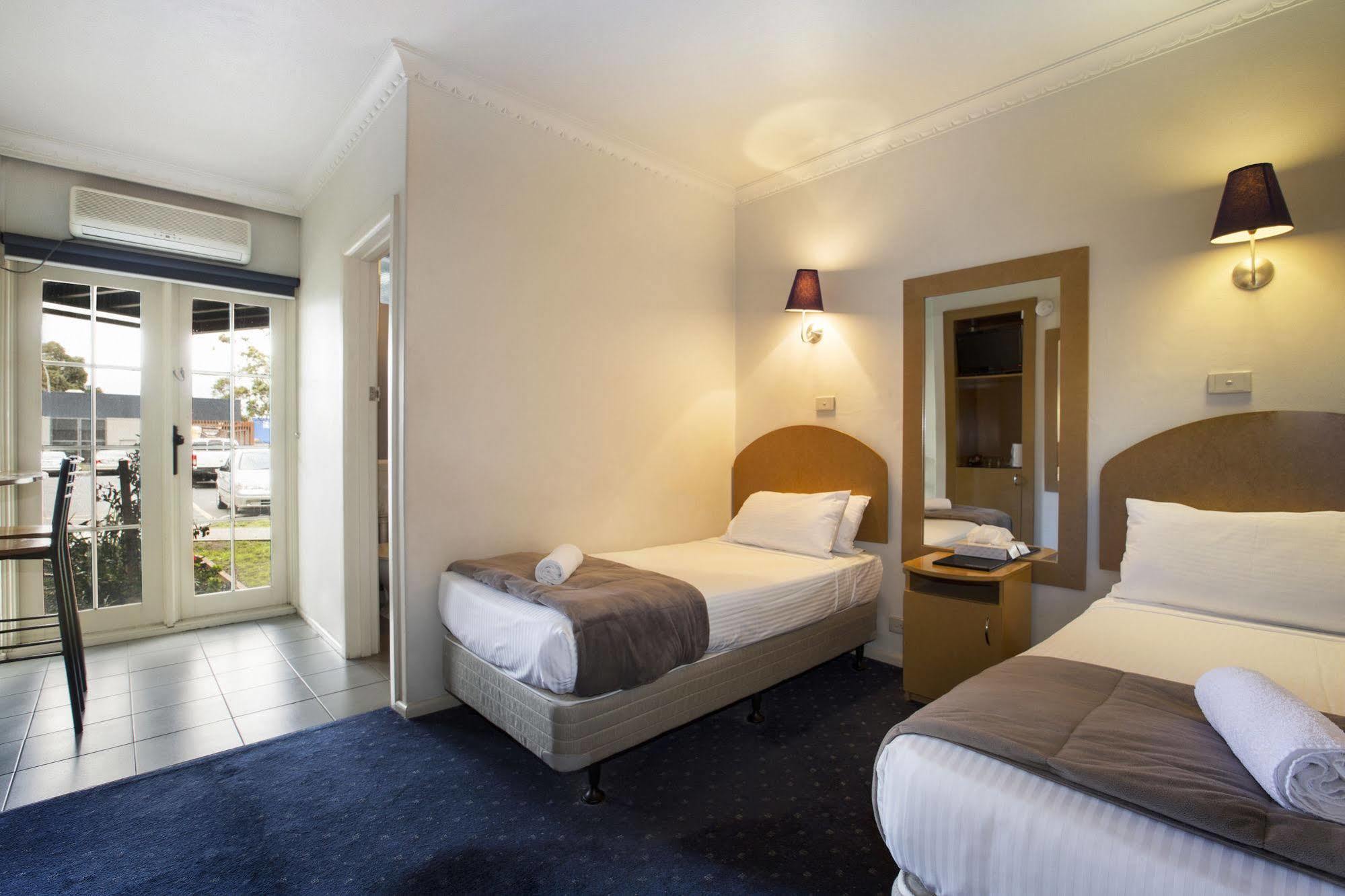 Nightcap At Skyways Hotel Melbourne Dış mekan fotoğraf