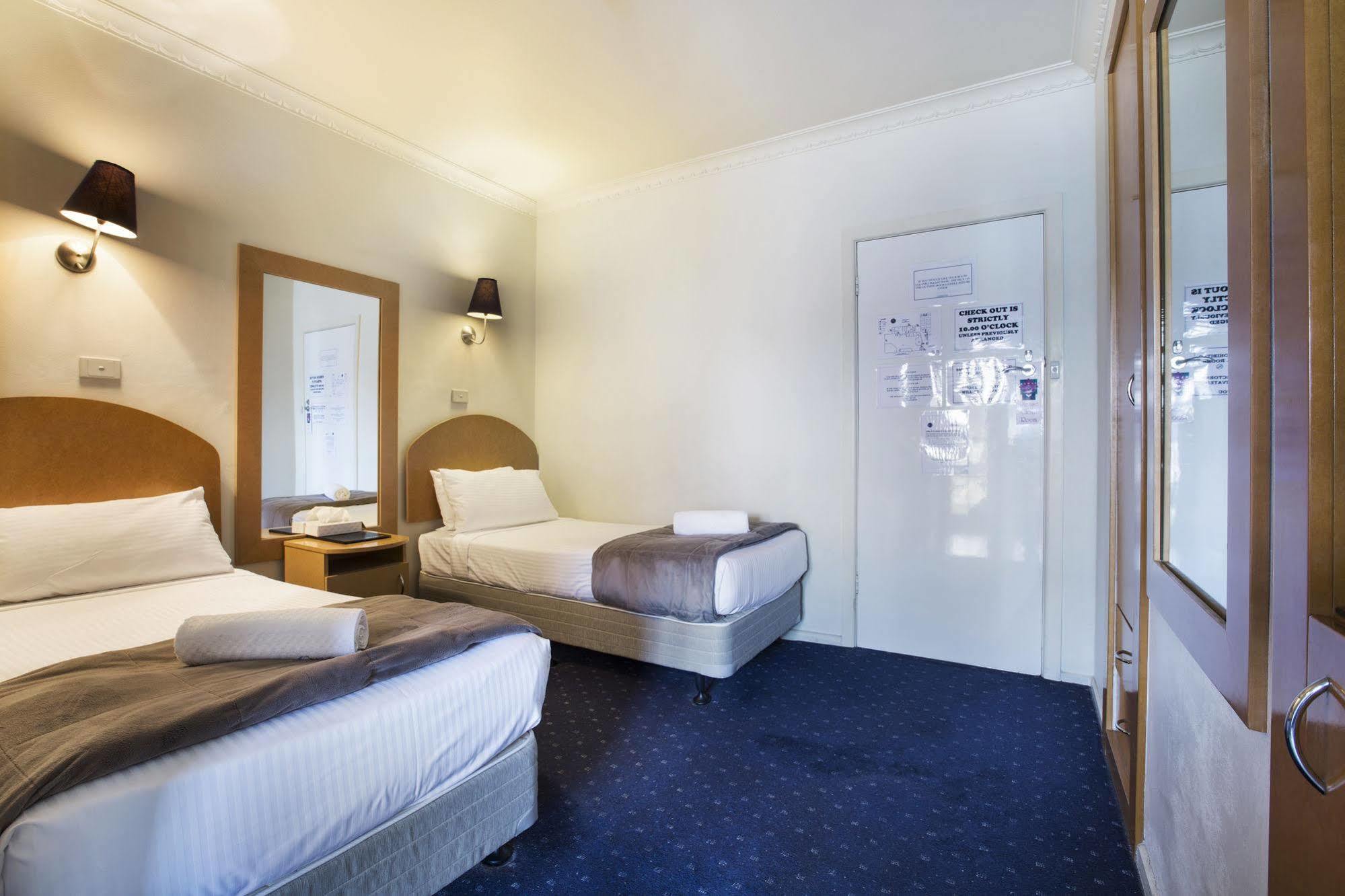 Nightcap At Skyways Hotel Melbourne Dış mekan fotoğraf